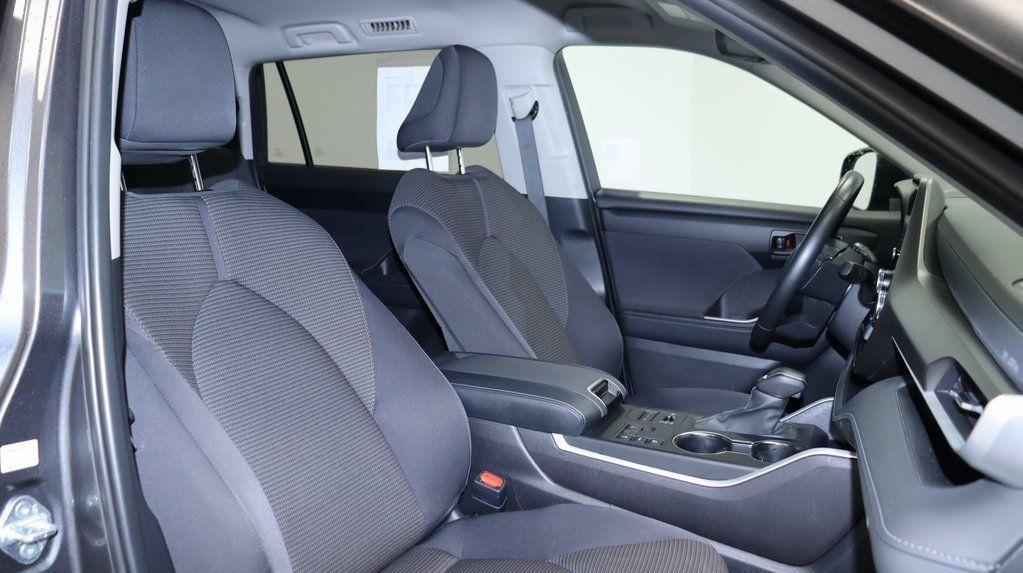 Used 2024 Toyota Highlander LE image 22