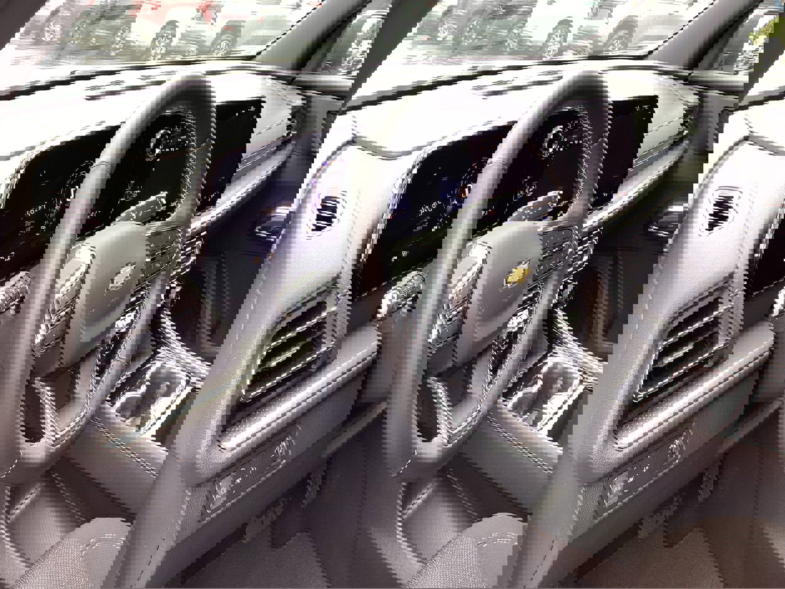 Used 2025 Chevrolet Traverse LT image 11