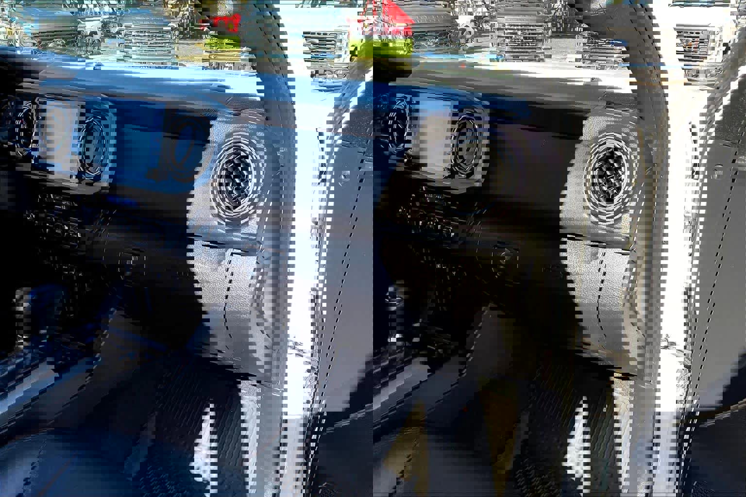 Used 2023 Toyota Tacoma TRD Off-Road image 18