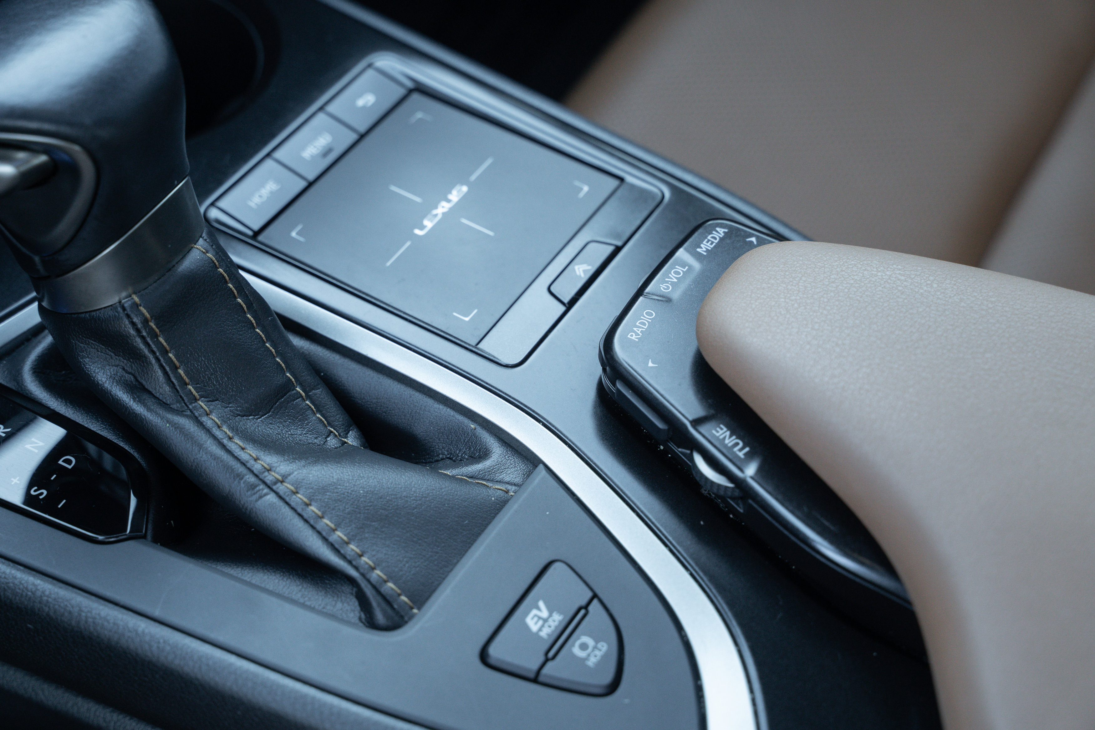 Used 2020 Lexus UX 250h w/ Premium Package image 17