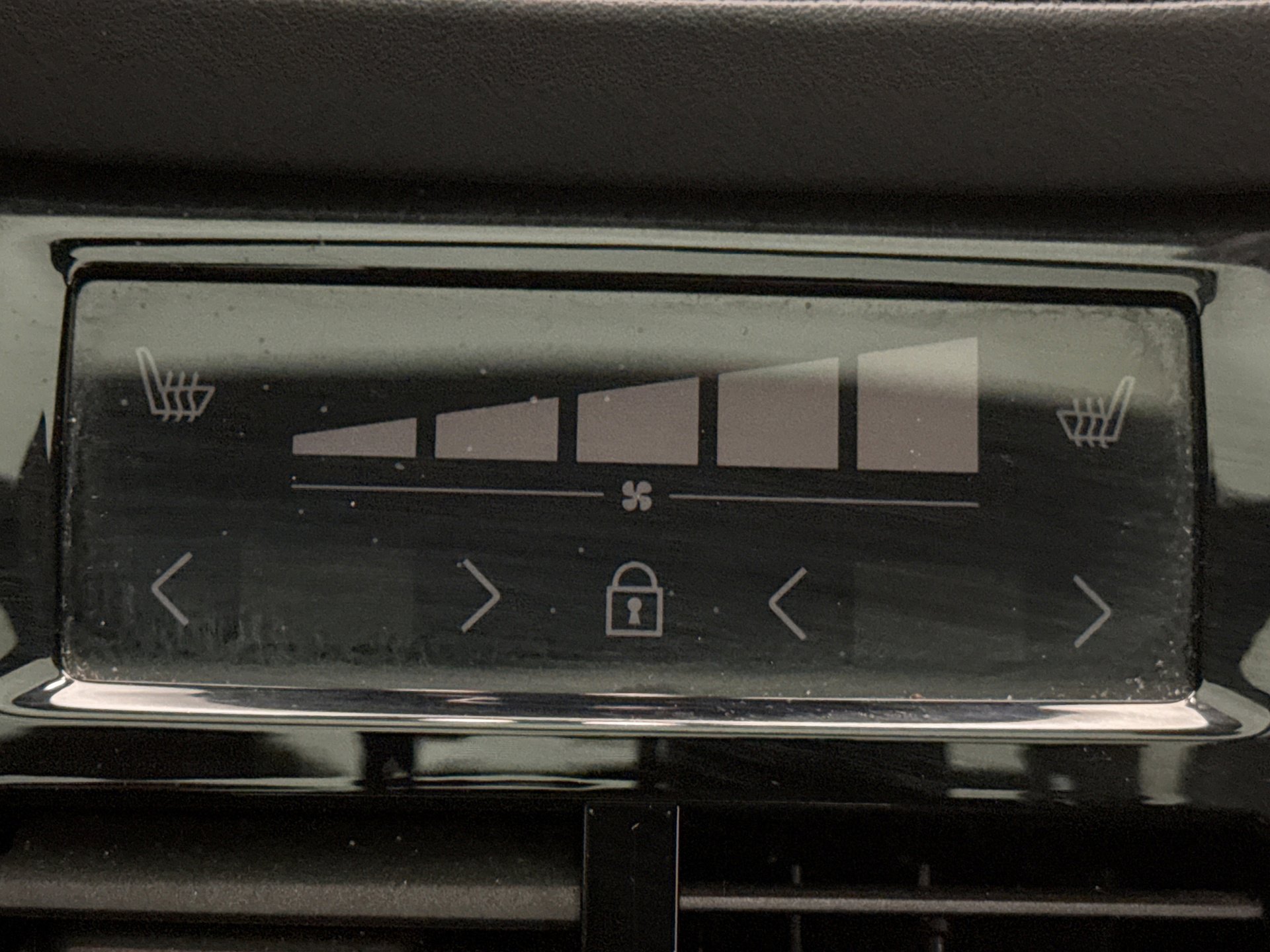 Used 2023 Volvo XC90 B6 Plus image 21