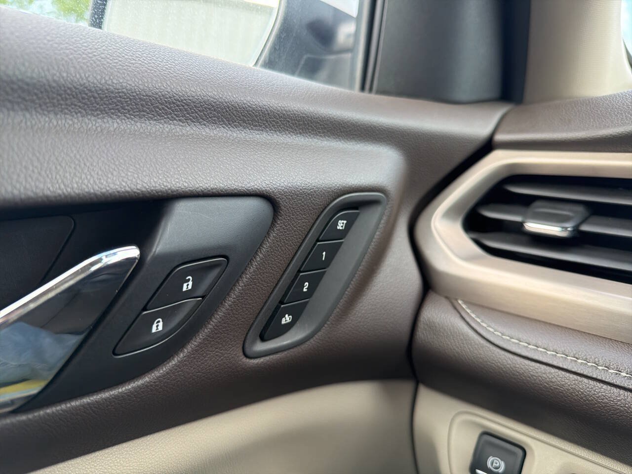 Used 2019 GMC Acadia Denali w/ Technology Package FWD image 12