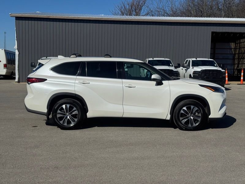 Used 2021 Toyota Highlander XLE image 2