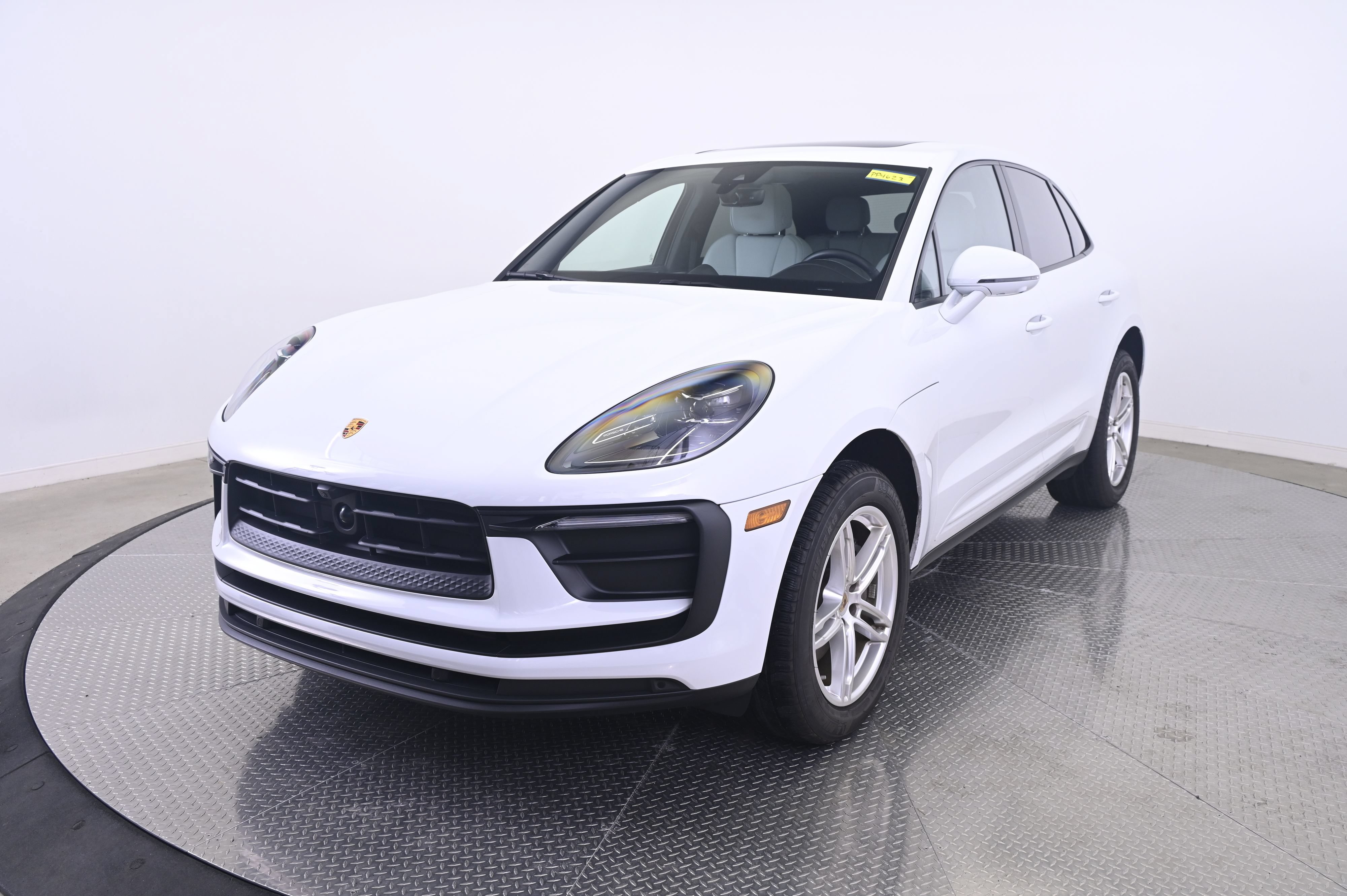 Certified 2023 Porsche Macan AWD/4WD image 1