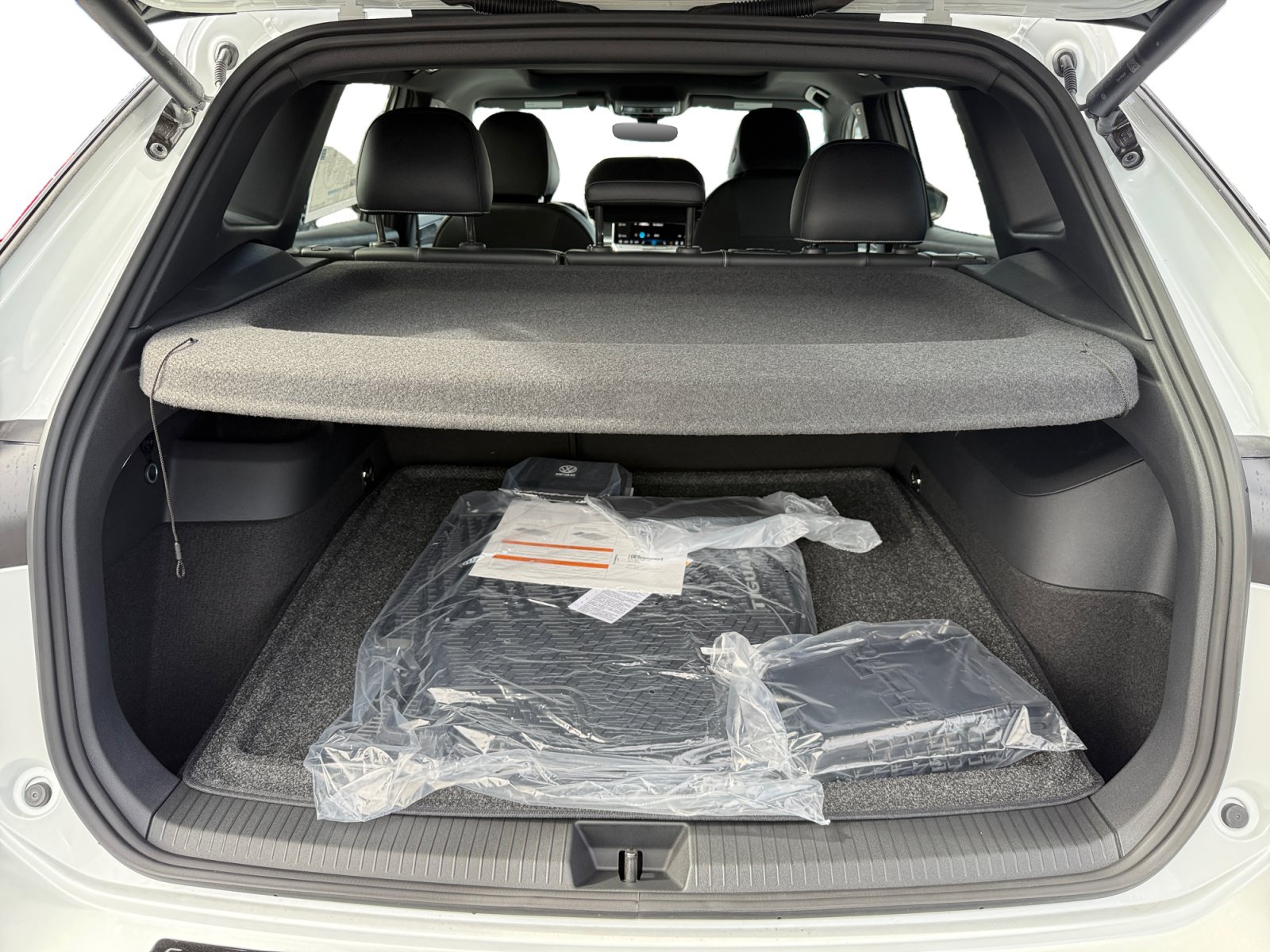 New 2026 Volkswagen Tiguan SE R-Line FWD image 17