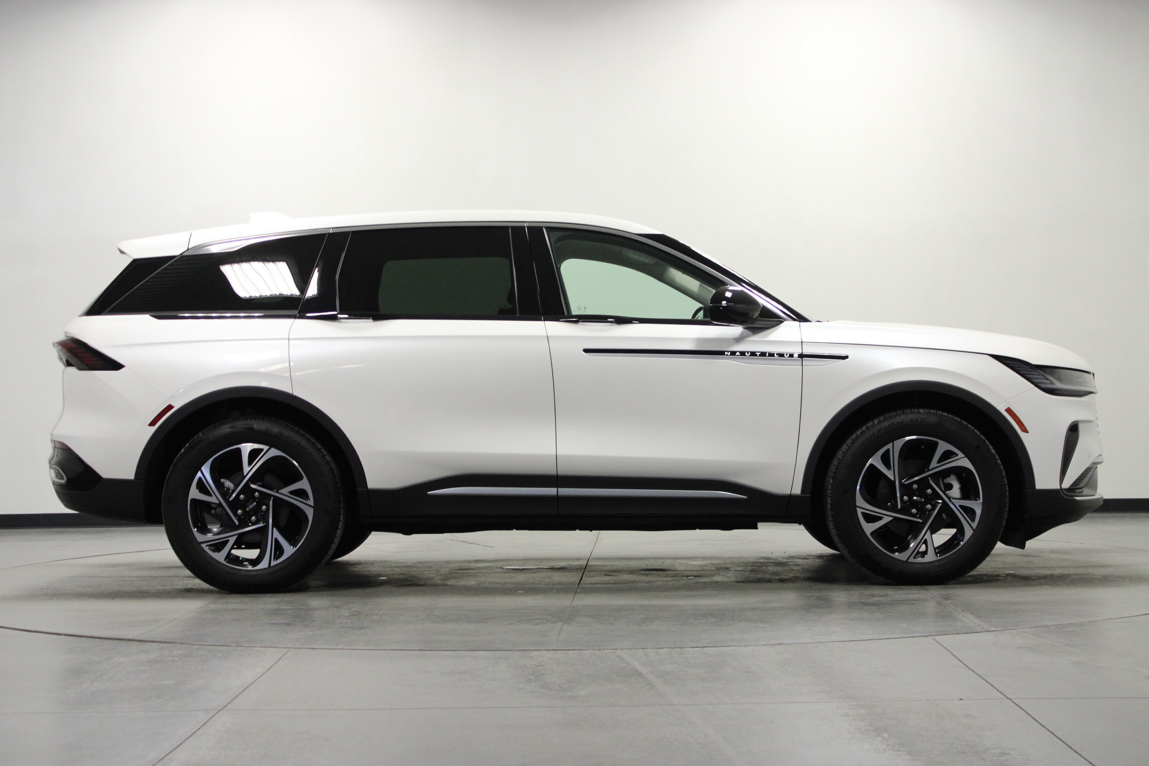 Used 2026 Lincoln Nautilus Premier AWD/4WD image 3