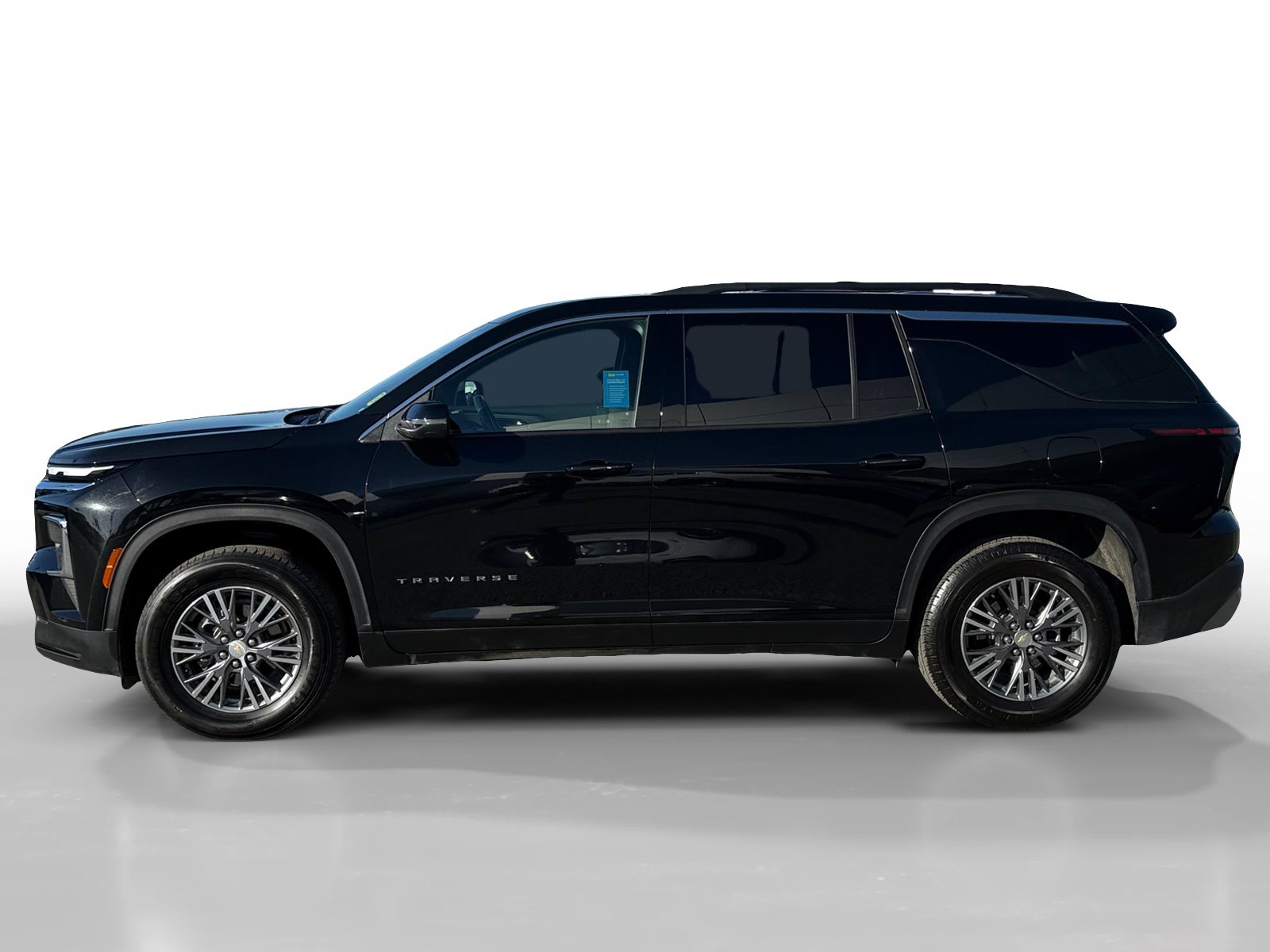 Used 2025 Chevrolet Traverse LT FWD image 2