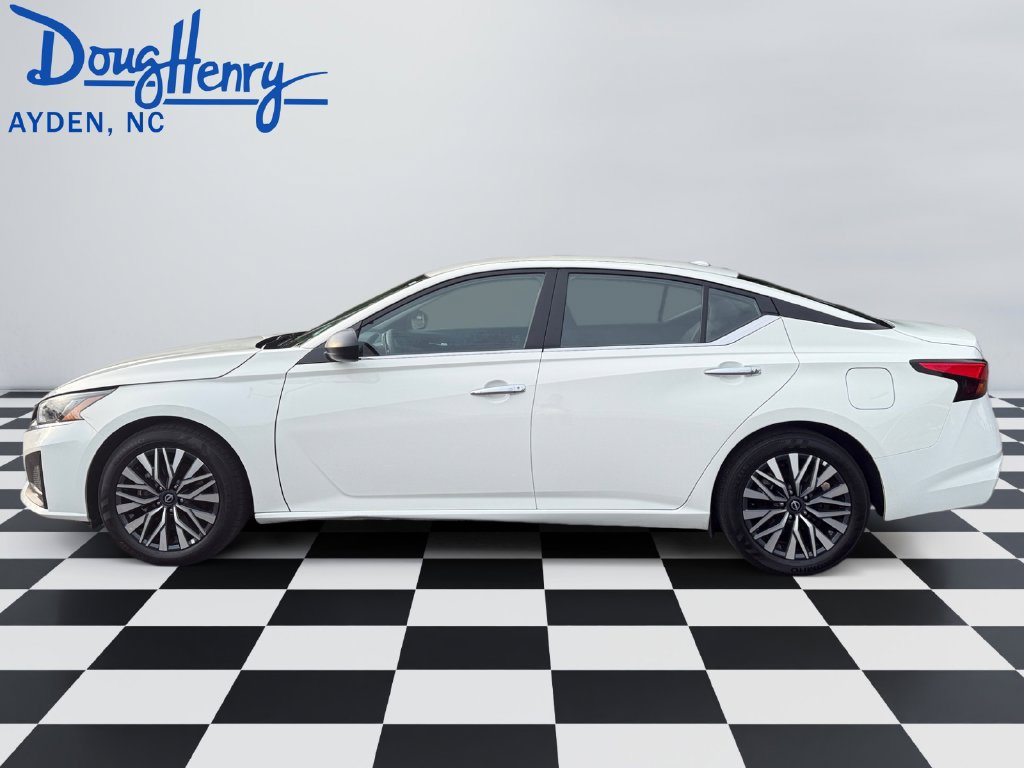 Used 2025 Nissan Altima 2.5 SV FWD image 2