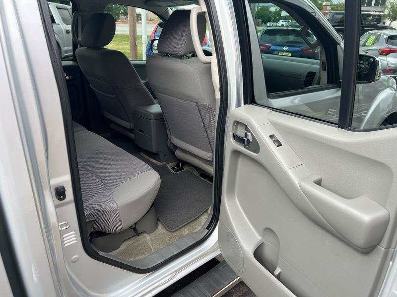 Used 2017 Nissan Frontier SV w/ SV Value Truck Package RWD image 9