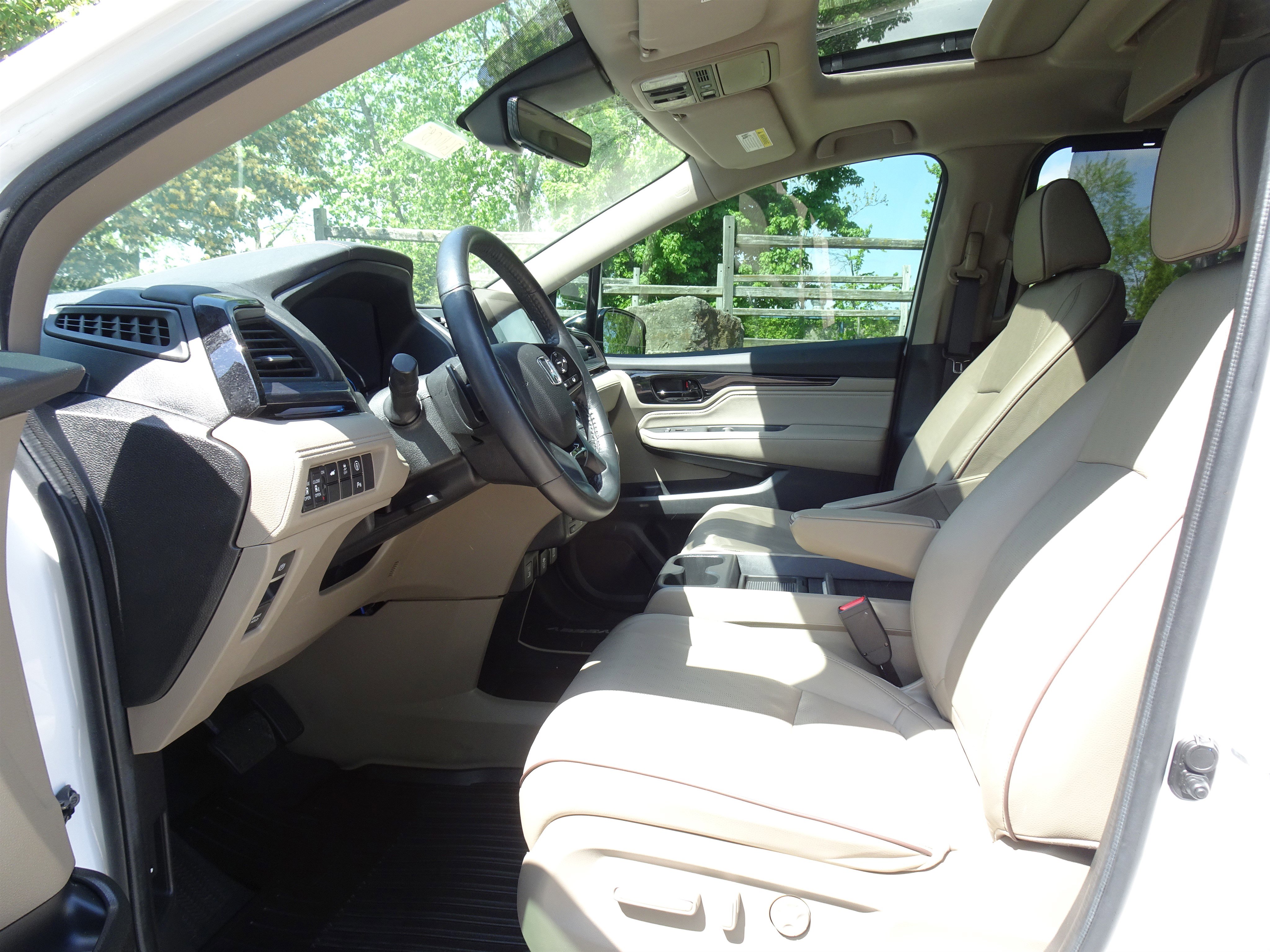 Used 2023 Honda Odyssey Elite image 2