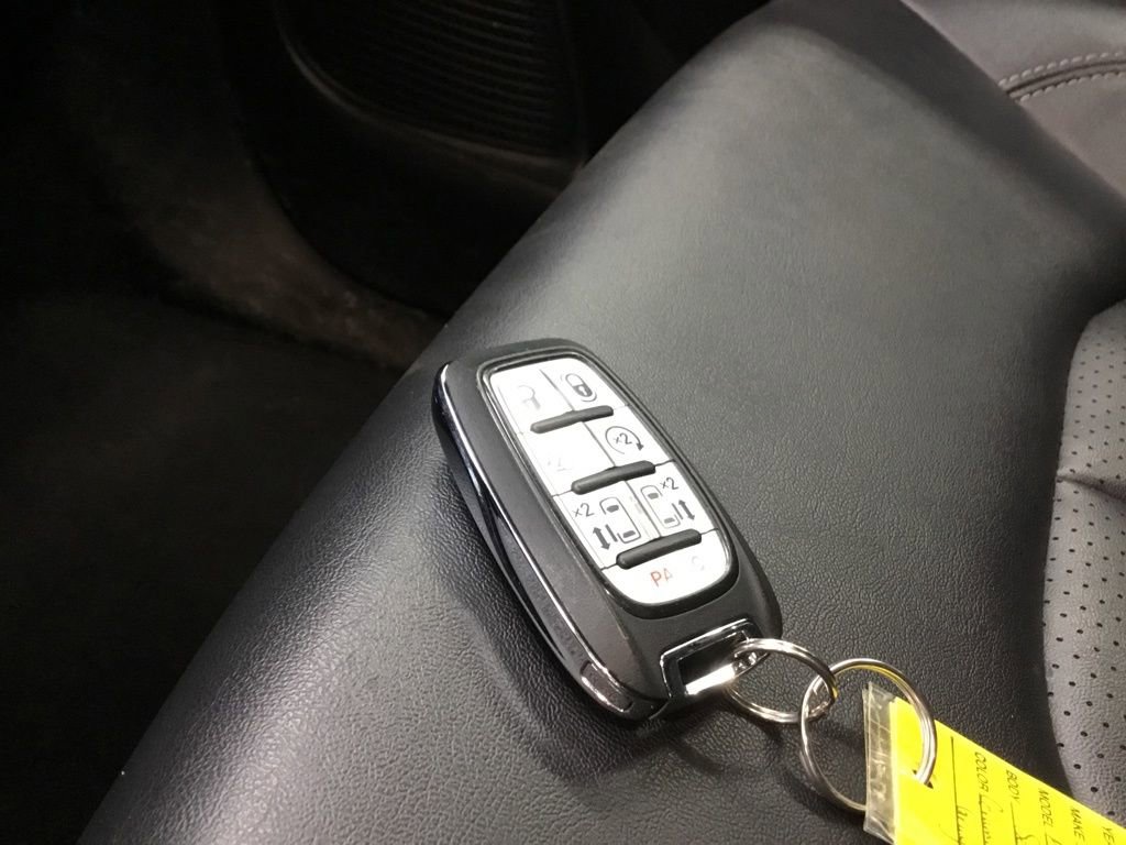 Used 2025 Chrysler Pacifica Select image 10
