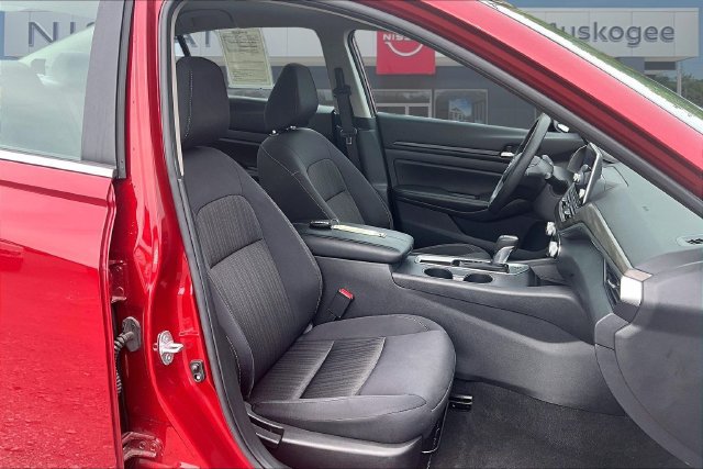 Used 2025 Nissan Altima 2.5 SV FWD image 29