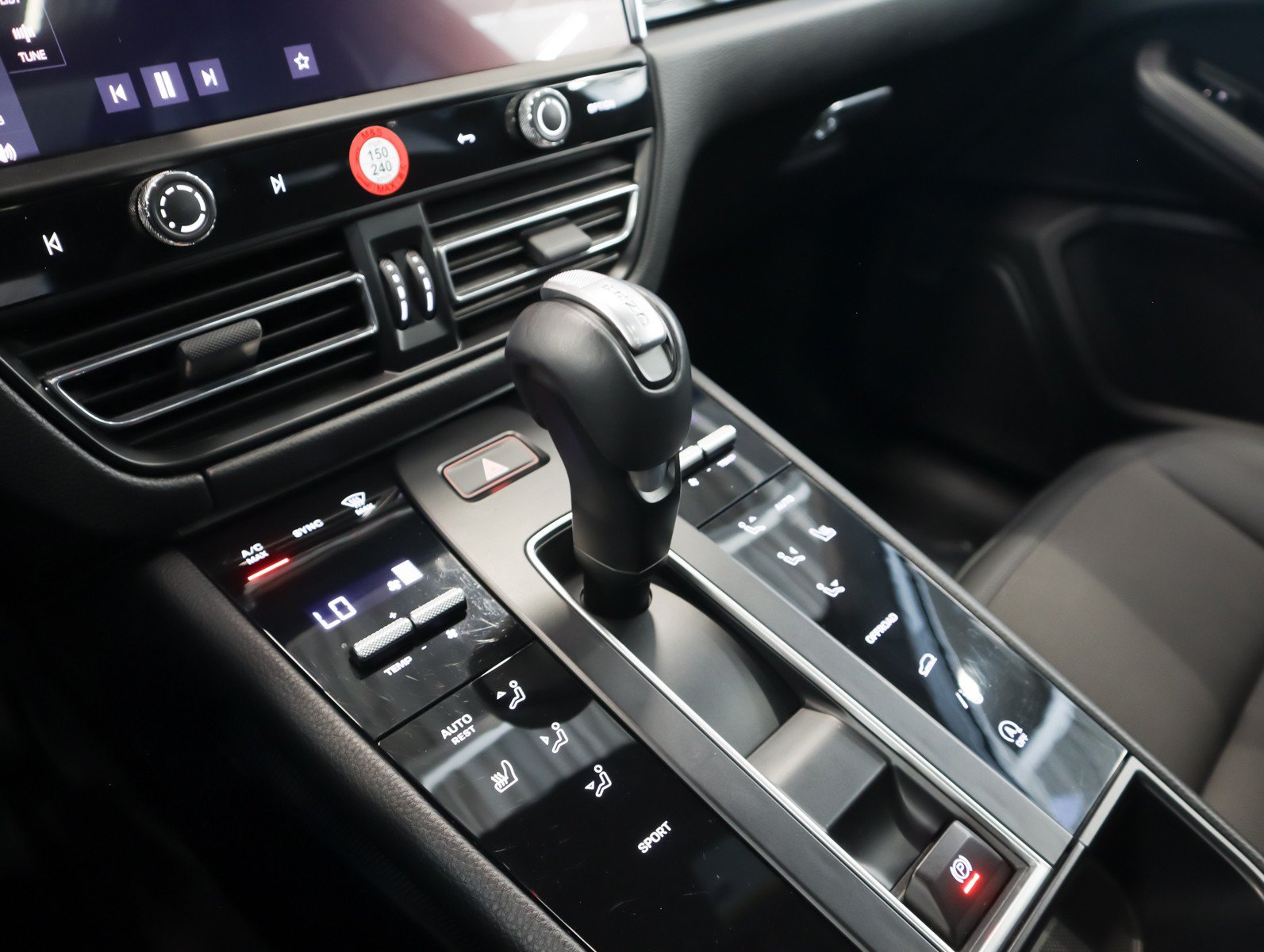 Certified 2024 Porsche Macan AWD/4WD image 17