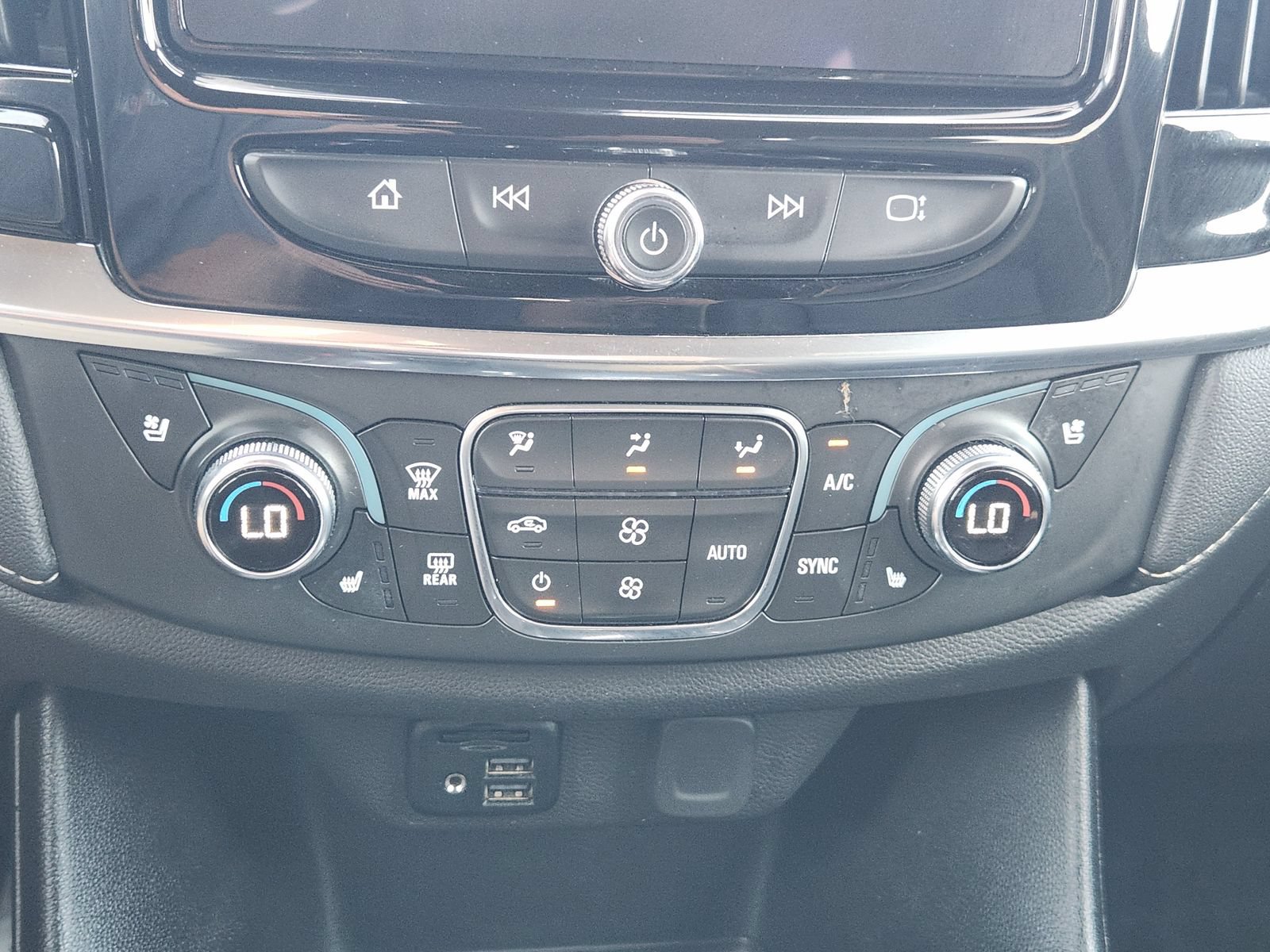 Used 2023 Chevrolet Traverse Premier w/ Redline Edition FWD image 22
