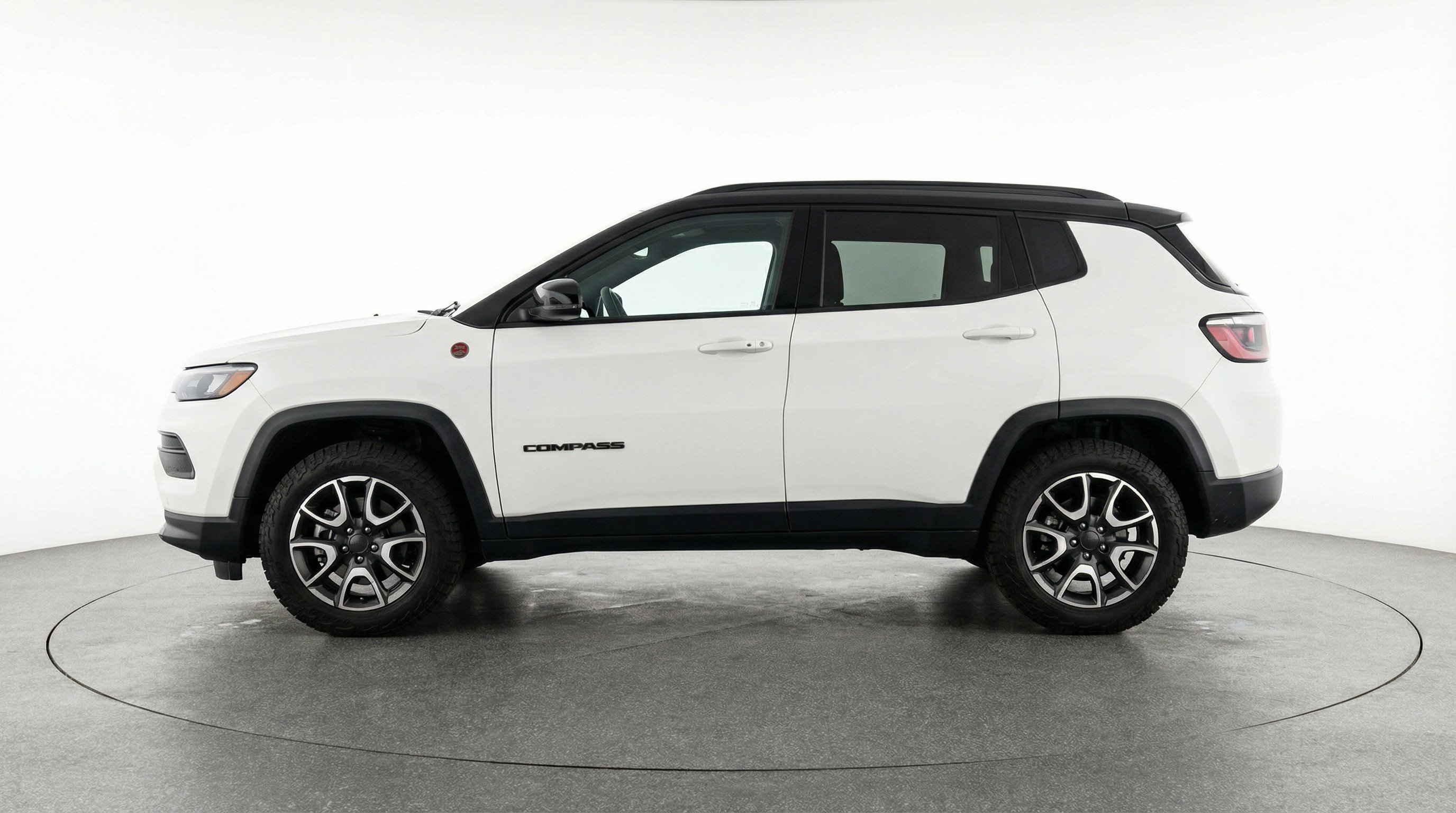 Used 2025 Jeep Compass Trailhawk AWD/4WD image 5