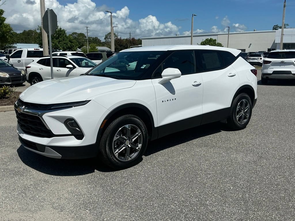 Used 2025 Chevrolet Blazer LT FWD image 1