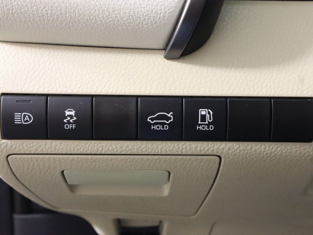 Used 2022 Toyota Camry LE w/ Carpet Mat Package (TMS) FWD image 10