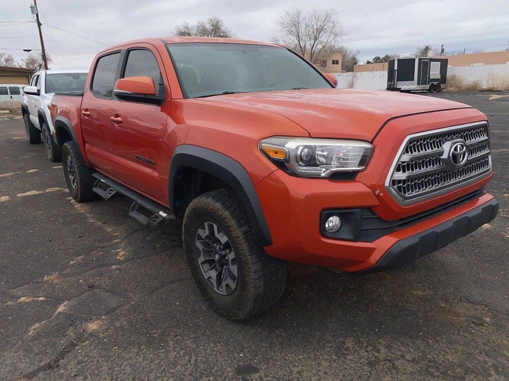 Used 2017 Toyota Tacoma TRD Off-Road image 2