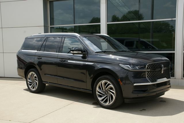 Used 2025 Lincoln Navigator Reserve AWD/4WD image 7