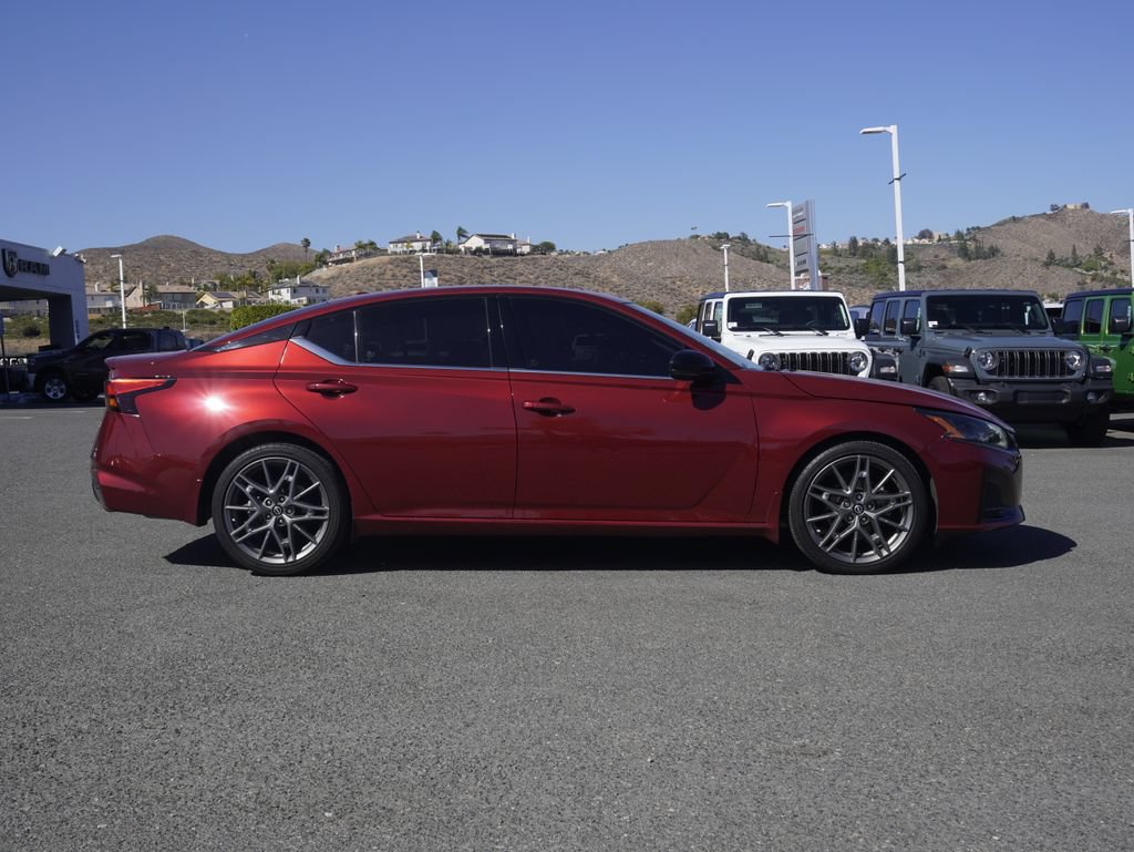 Used 2023 Nissan Altima 2.0 SR FWD image 3