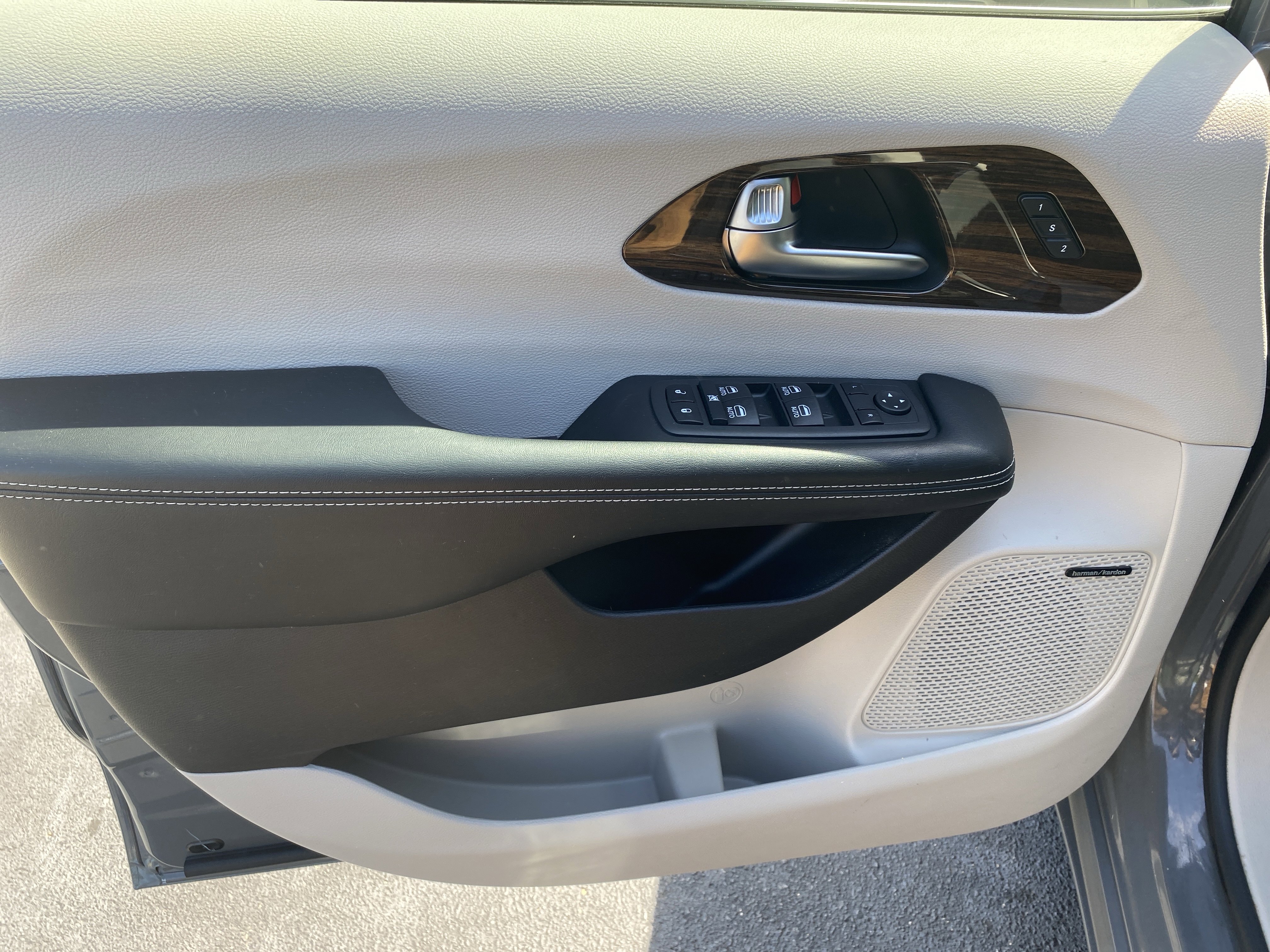 Used 2022 Chrysler Pacifica Limited image 9