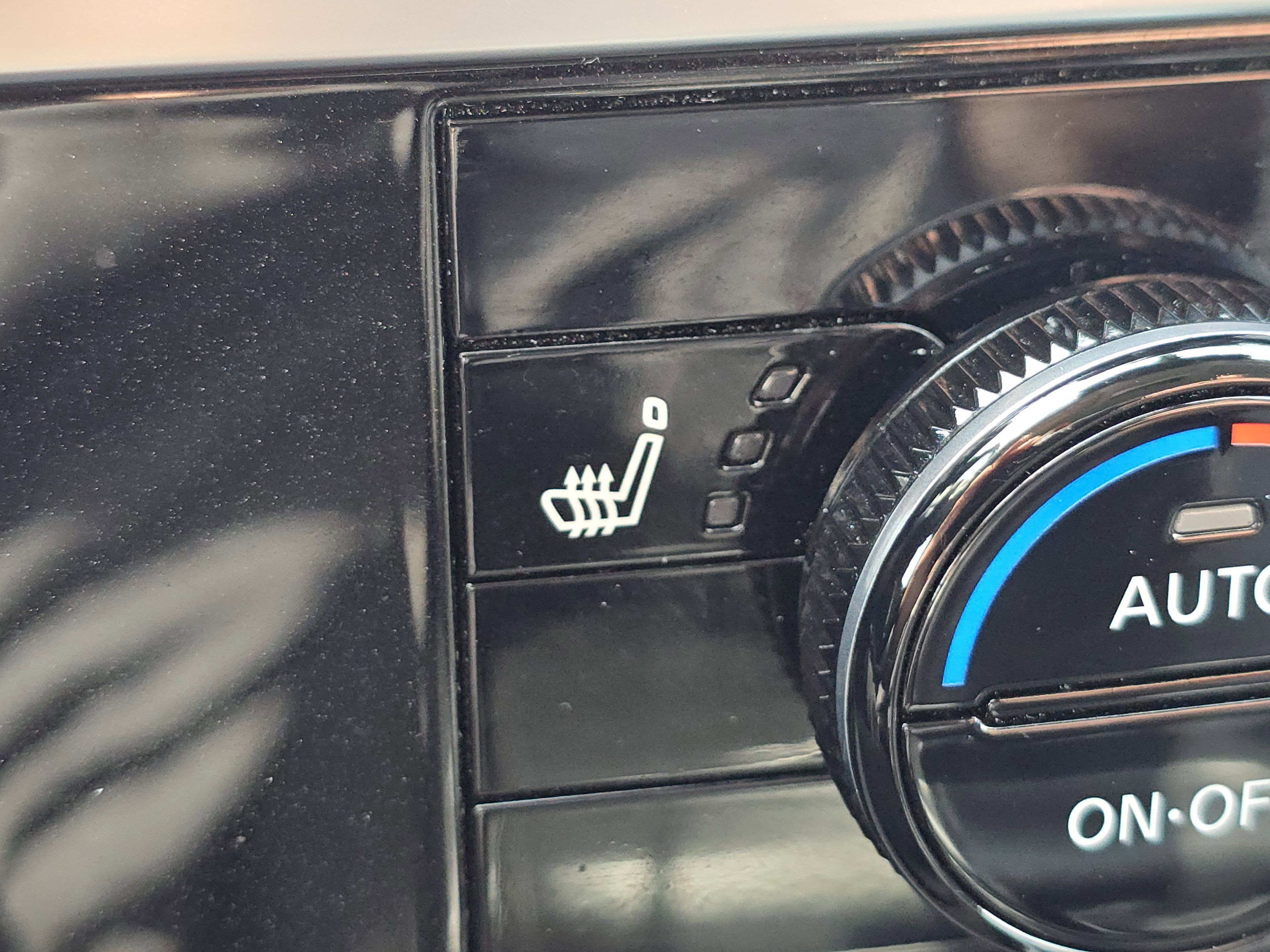 Used 2025 Nissan Pathfinder SV image 9