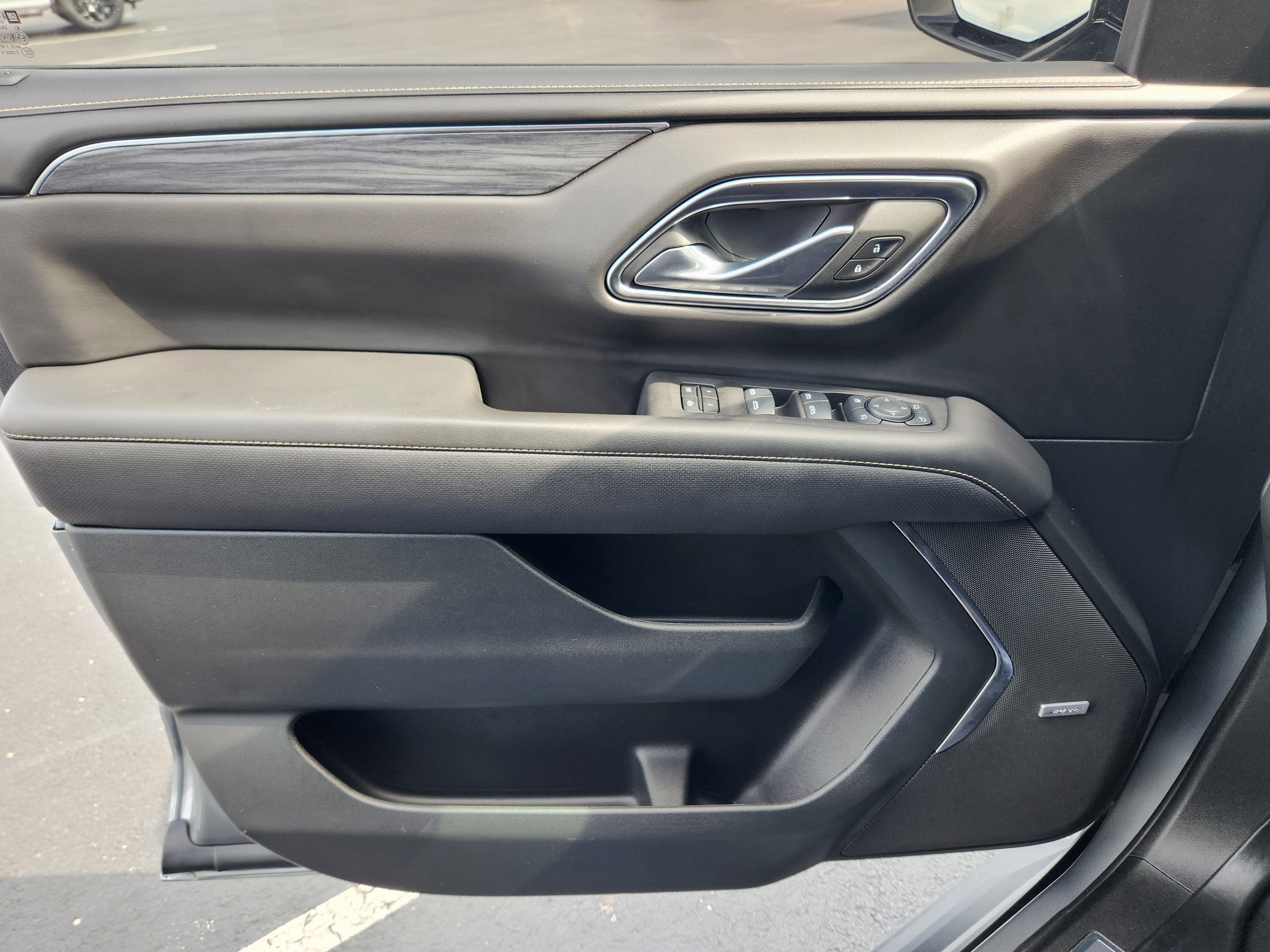 Used 2024 GMC Yukon SLT w/ SLT Luxury Package image 24