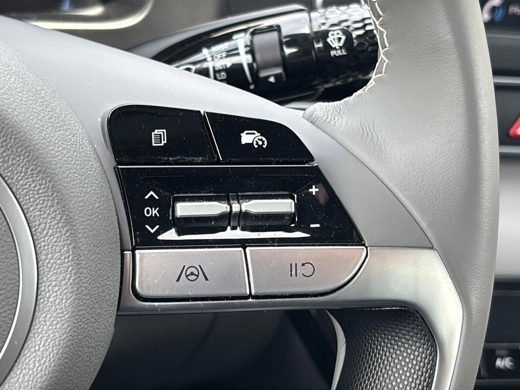 Used 2025 Hyundai Elantra Sport FWD image 23