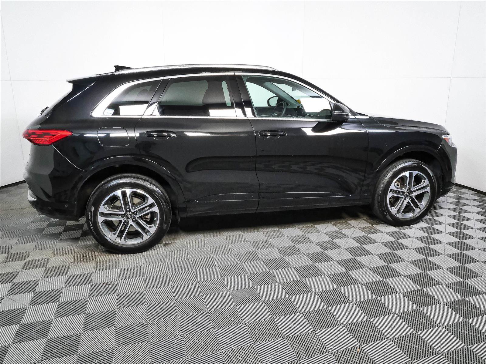Used 2025 Audi Q5 Premium w/ Convenience Package AWD/4WD image 2