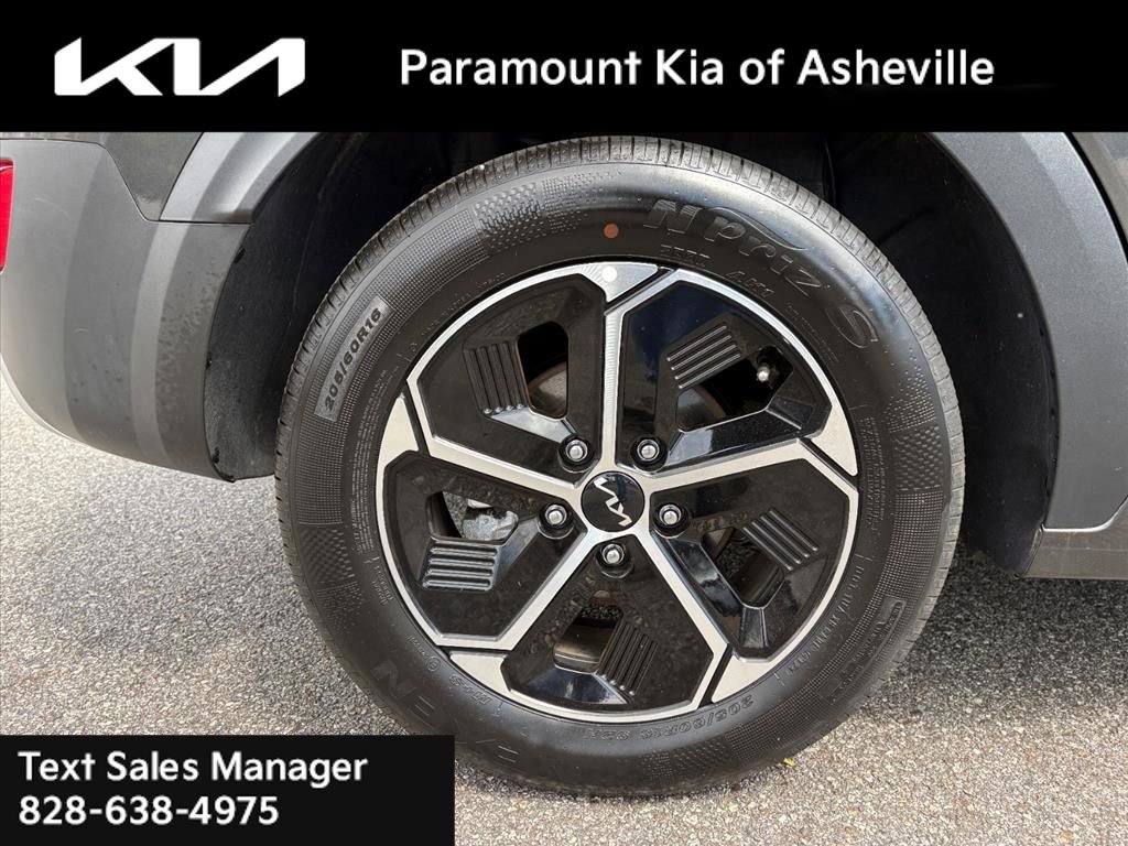 Certified 2025 Kia Niro EX image 30