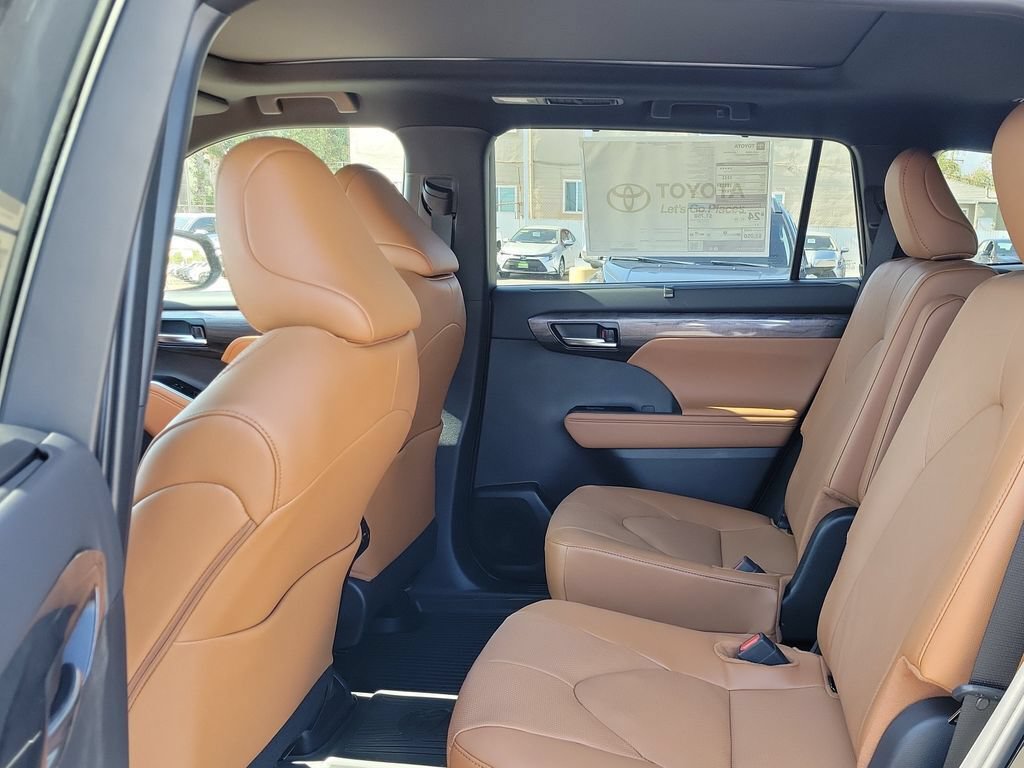 New 2026 Toyota Highlander Platinum AWD/4WD image 16