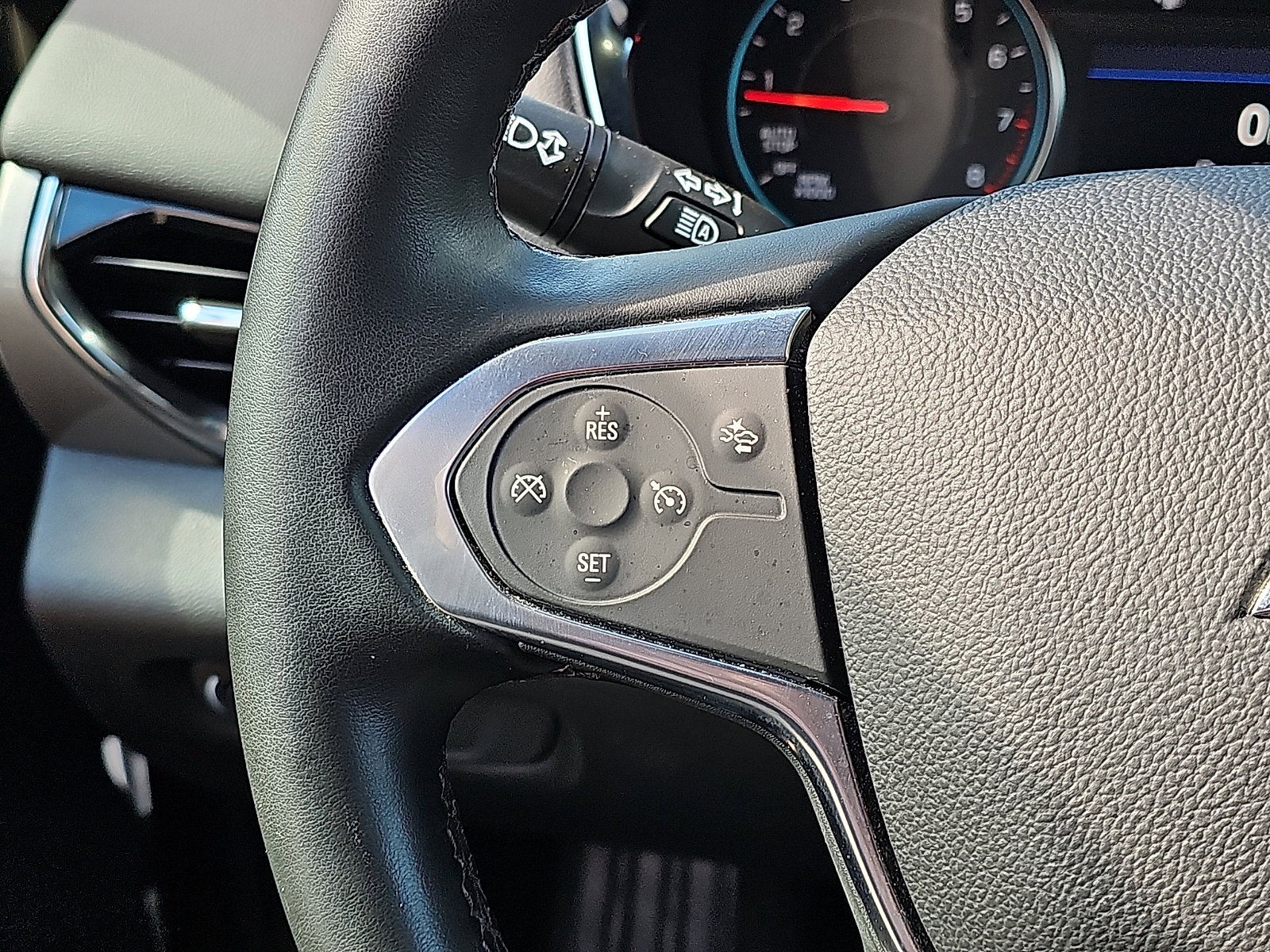 Used 2023 Chevrolet Traverse LT w/ Rear Camera Mirror Package image 23