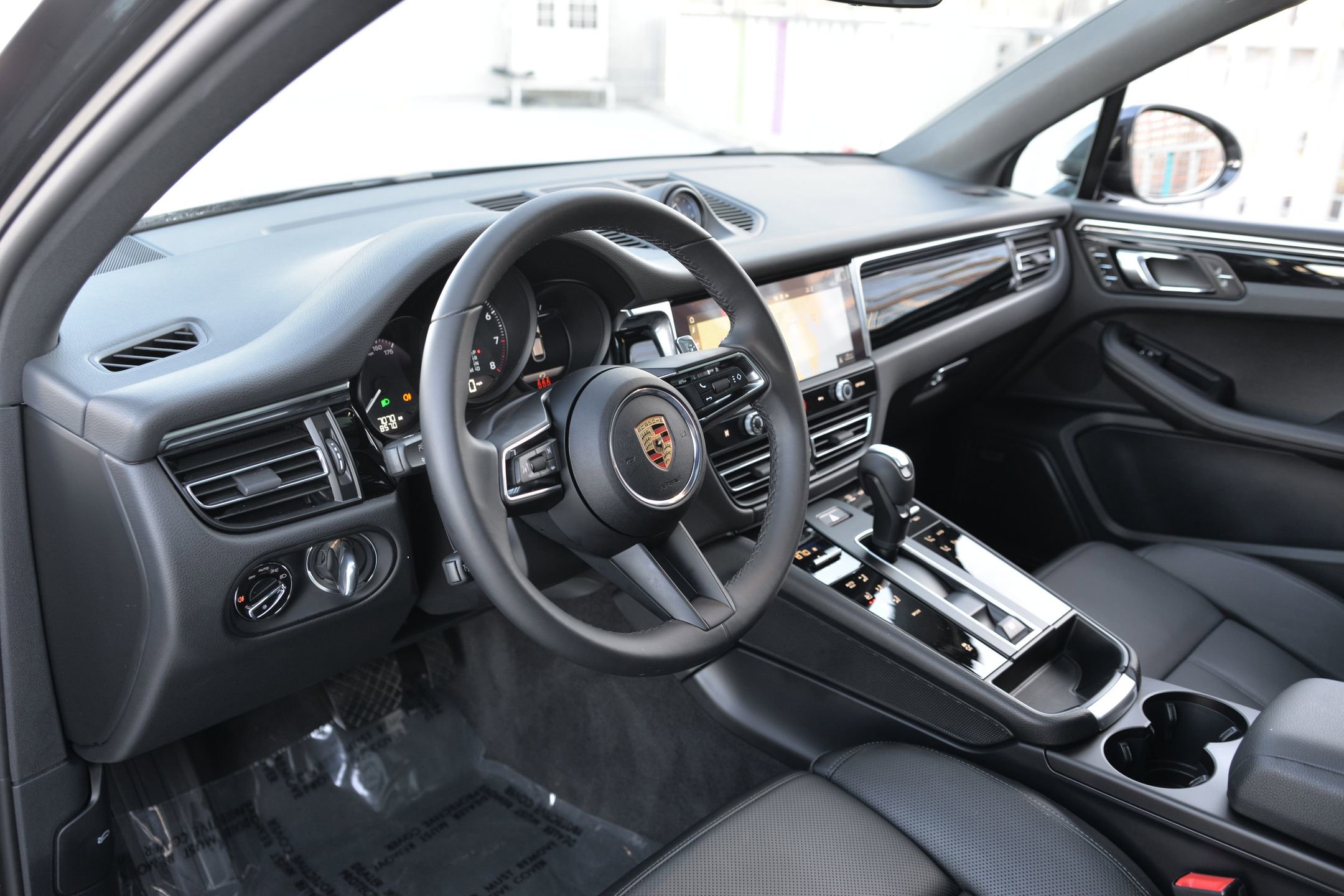 Certified 2025 Porsche Macan image 4