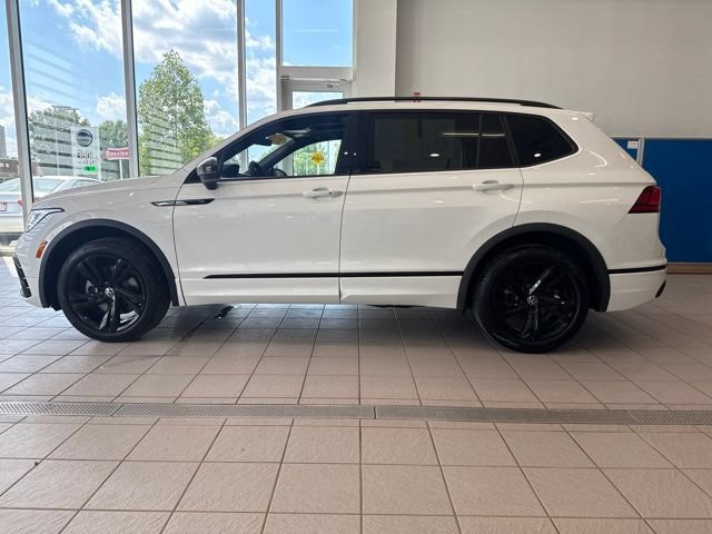 Used 2024 Volkswagen Tiguan SE R-Line AWD/4WD image 4