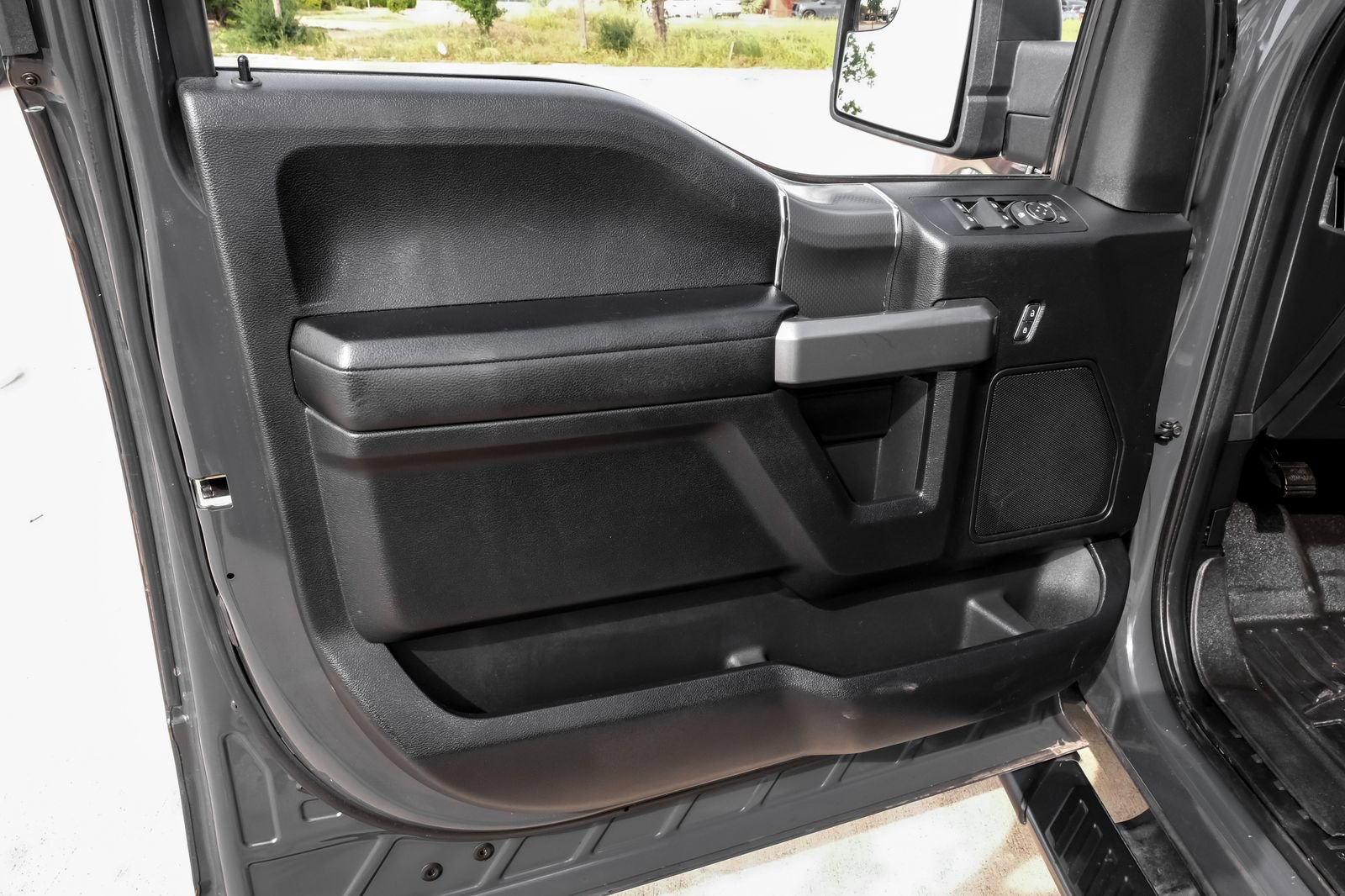 Used 2017 Ford F150 XLT w/ Equipment Group 302A Luxury AWD/4WD image 45