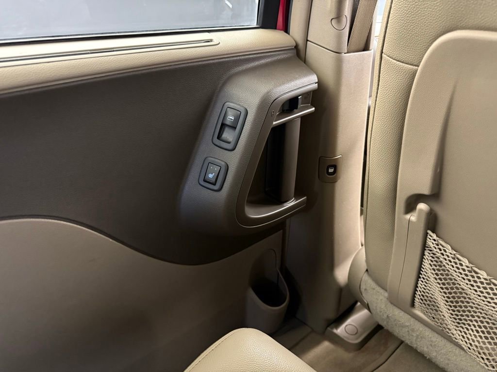 Used 2016 Chrysler Town & Country Touring-L image 38