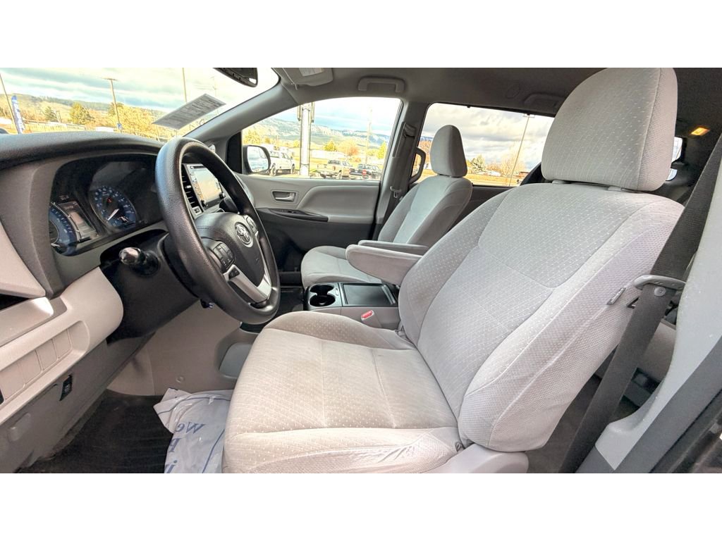 Used 2018 Toyota Sienna LE image 21