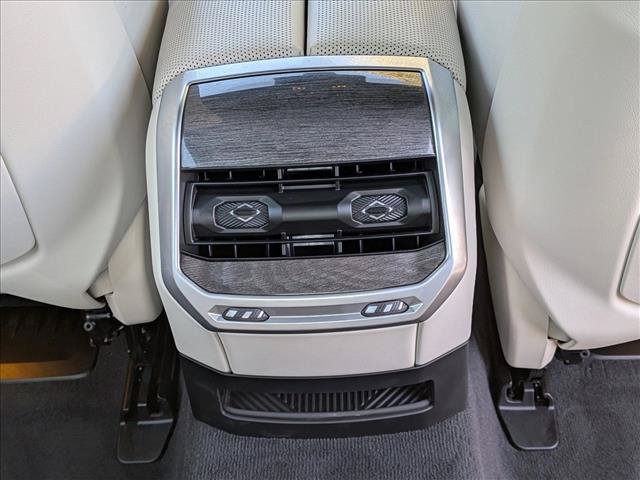 Used 2025 BMW i7 M70 AWD/4WD image 18