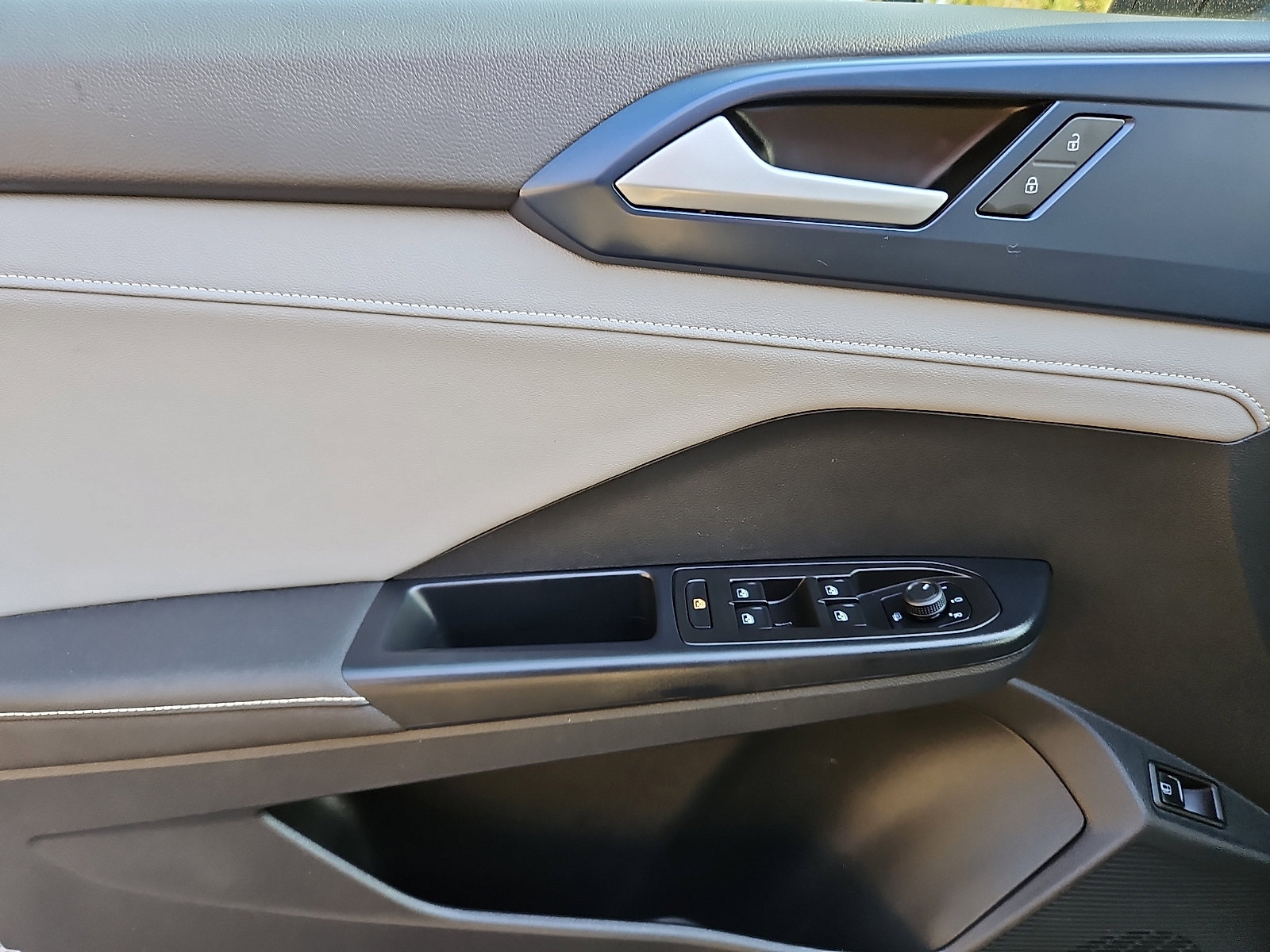 Used 2024 Volkswagen Taos SE image 12