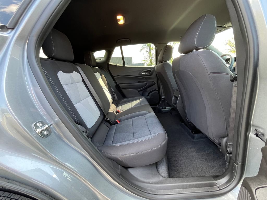 Certified 2025 Chevrolet Trax RS FWD image 17