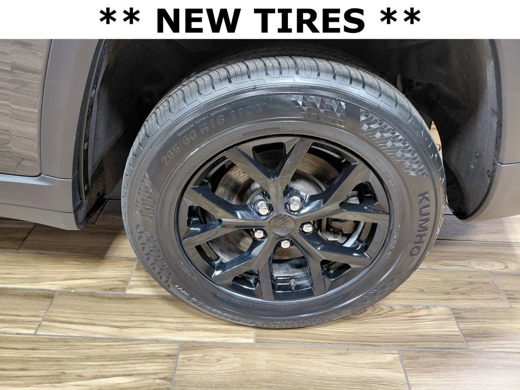 Used 2024 Jeep Grand Cherokee L Laredo AWD/4WD image 4