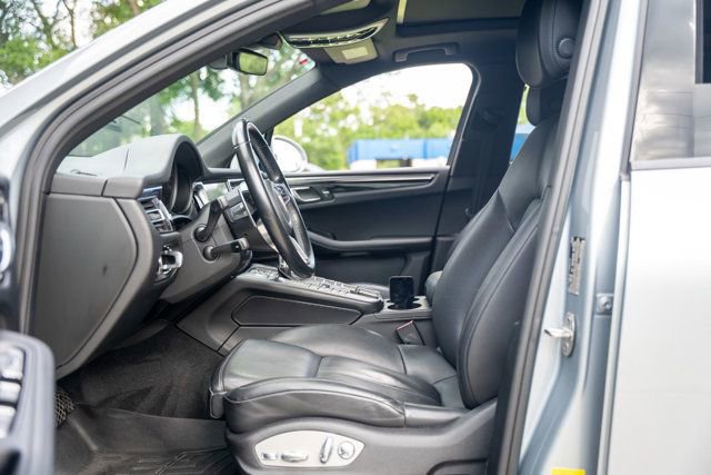 Used 2020 Porsche Macan AWD/4WD image 18