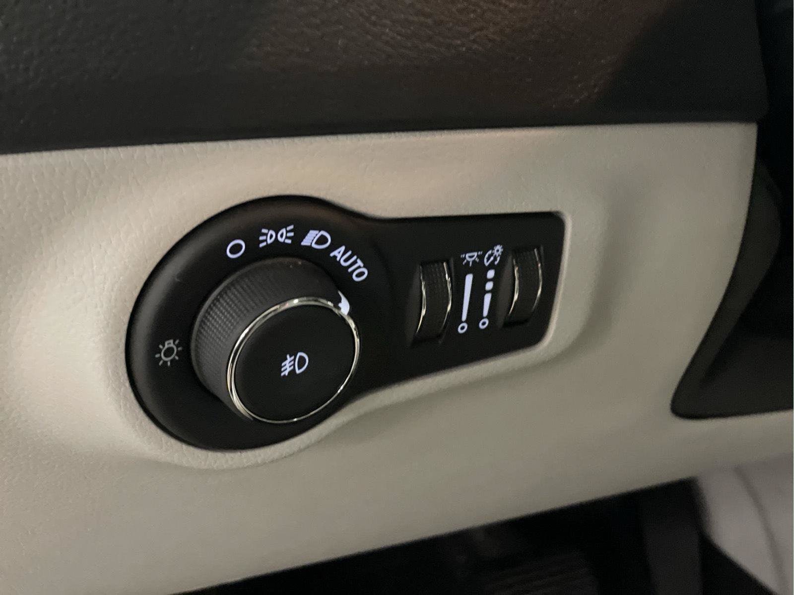 Used 2021 Jeep Compass Latitude w/ Sun and Sound Group FWD image 27