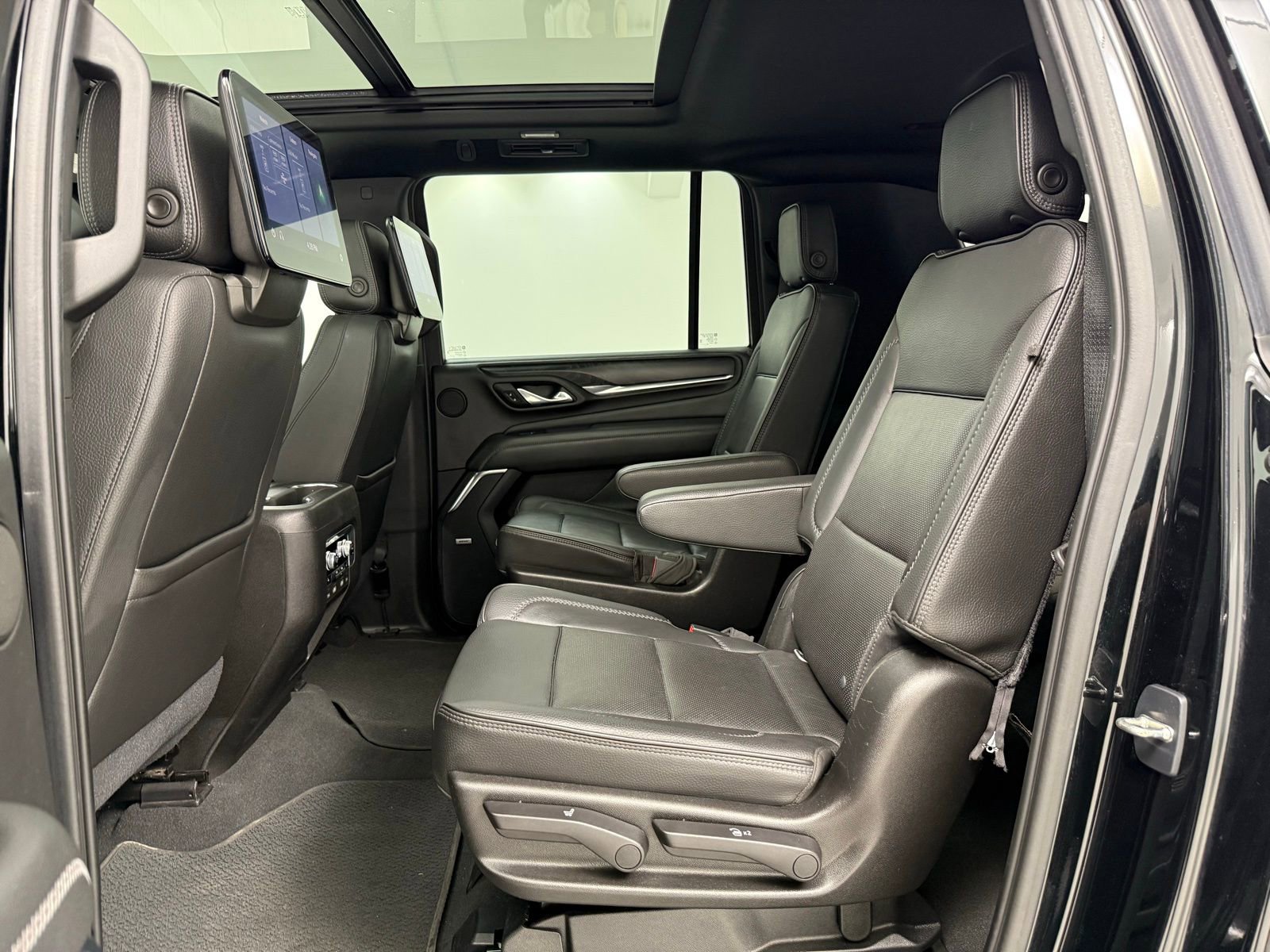 Used 2021 GMC Yukon XL Denali w/ Denali Premium Package image 30