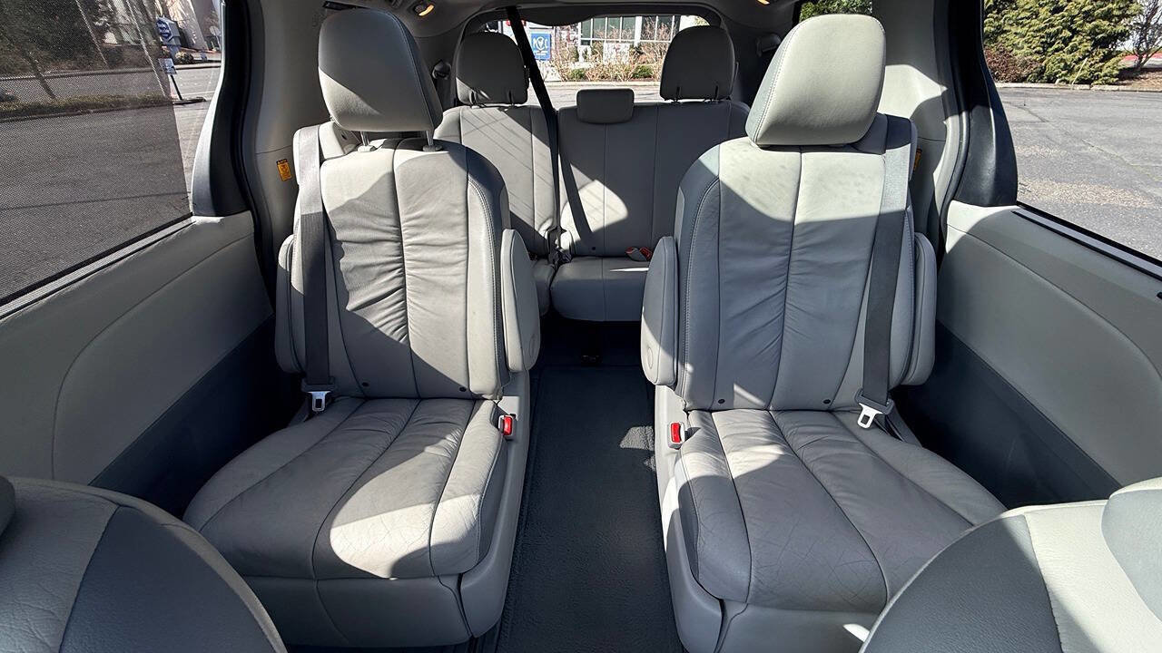 Used 2012 Toyota Sienna Limited w/ Premium Pkg image 31