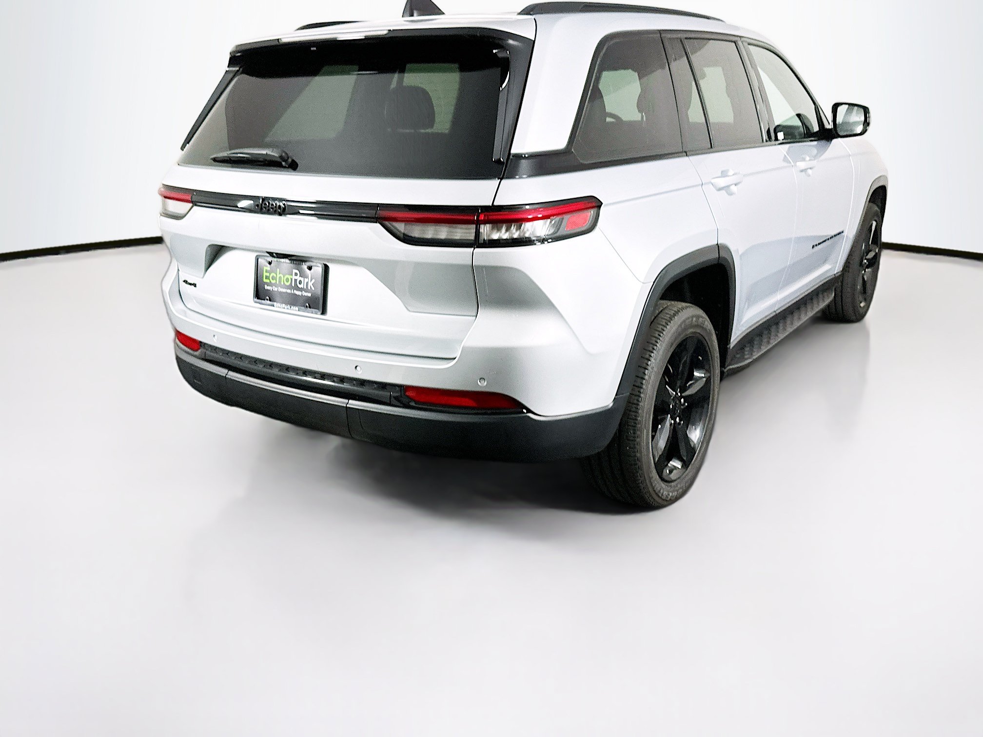 Used 2023 Jeep Grand Cherokee Altitude AWD/4WD image 9