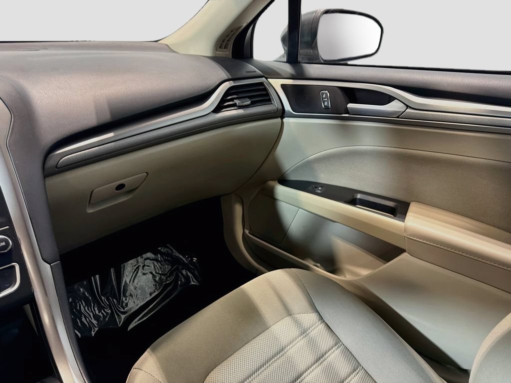 Used 2020 Ford Fusion SE FWD image 22