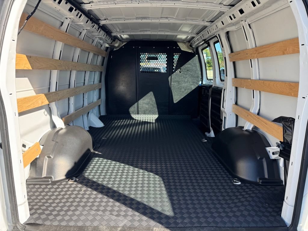 Used 2025 Chevrolet Express 2500 w/ Driver Convenience Package RWD image 5