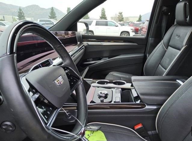 Used 2025 Cadillac Escalade Premium Luxury image 9