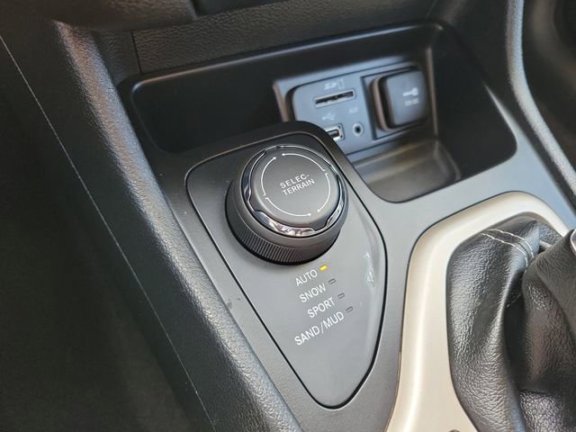 Used 2018 Jeep Cherokee Limited w/ Technology Group image 35